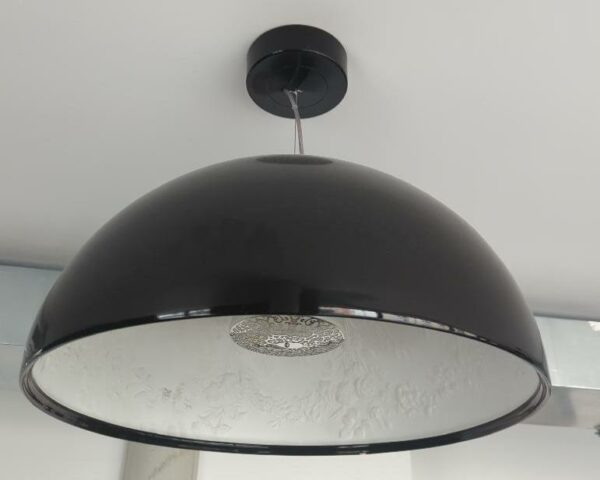 Suspension lumineuse design Marcel Wanders modèle Skygarden édition Flos, coupole en plâtre coulé, extérieur noir brillant, intérieur blanc orné d'arabesques florales en relief. 60 x 56 cm. (accident au socle). 3eme. 2 unités. Vendu à l'unité avec faculté de réunion.