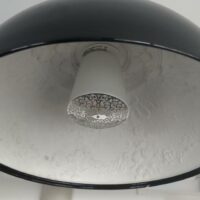 Suspension lumineuse design Marcel Wanders modèle Skygarden édition Flos, coupole en plâtre coulé, extérieur noir brillant, intérieur blanc orné d'arabesques florales en relief. 60 x 56 cm. (accident au socle). 3eme. 2 unités. Vendu à l'unité avec faculté de réunion. – Image 2