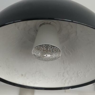 Suspension lumineuse design Marcel Wanders modèle Skygarden édition Flos, coupole en plâtre coulé, extérieur noir brillant, intérieur blanc orné d’arabesques florales en relief. 60 x 56 cm. (accident au socle). 3eme. 2 unités. Vendu à l’unité avec faculté de réunion.