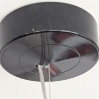 Suspension lumineuse design Marcel Wanders modèle Skygarden édition Flos, coupole en plâtre coulé, extérieur noir brillant, intérieur blanc orné d'arabesques florales en relief. 60 x 56 cm. (accident au socle). 3eme. 2 unités. Vendu à l'unité avec faculté de réunion. – Image 3
