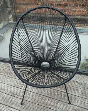 Fauteuil Acapulco en fils de PVC noirs sur un piétement en acier laqué noir. 3eme terrasse. 88 x 70 x 70 cm