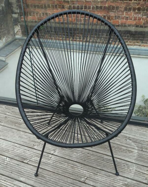 Fauteuil Acapulco en fils de PVC noirs sur un piétement en acier laqué noir. 3eme terrasse. 88 x 70 x 70 cm