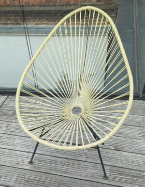 Fauteuil Acapulco en fils de PVC jaunes, piètement en acier laqué noir. 88 x 70 x 70 cm. 3ème