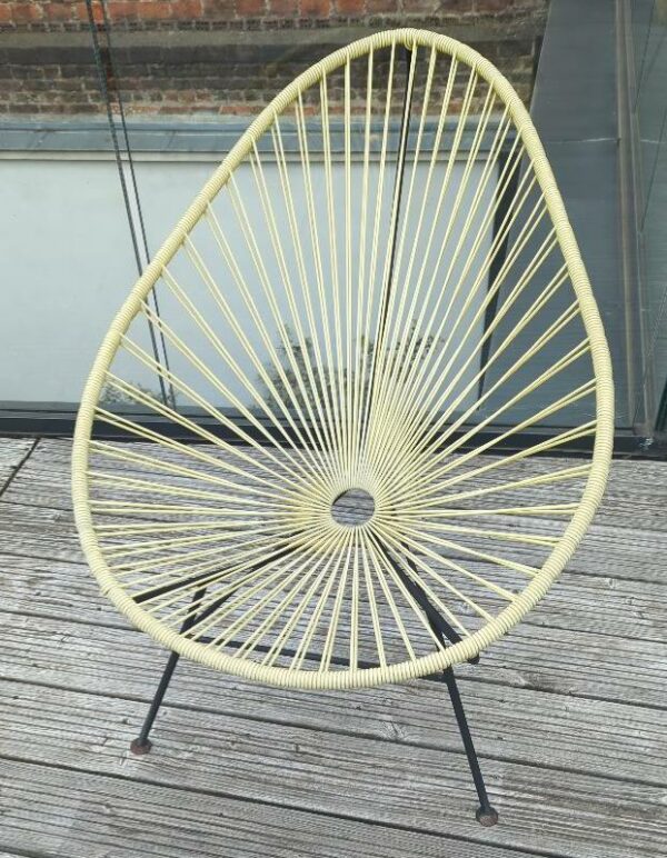Fauteuil Acapulco en fils de PVC jaunes, piètement en acier laqué noir. 88 x 70 x 70 cm. 3ème