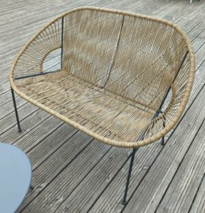 Canapé Acapulco en fils de PVC marrons, piètement en acier laqué noir. 80 x 113 x 70 cm. 3ème