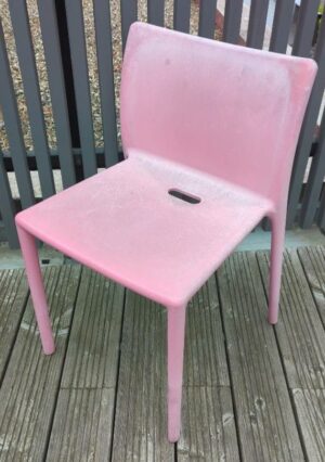 Chaise empilable design Jasper Morrison modèle Air-Chair édition Magis en polypropylène rose. (usures, insolées) 76 x 46 x 50 cm. 5 unités. Vendu à l'unité avec faculté de réunion. 3eme
