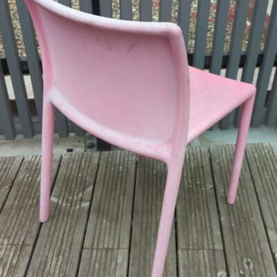 Chaise empilable design Jasper Morrison modèle Air-Chair édition Magis en polypropylène rose. (usures, insolées) 76 x 46 x 50 cm. 5 unités. Vendu à l’unité avec faculté de réunion. 3eme