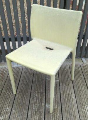 Chaise empilable design Jasper Morrison modèle Air-Chair édition Magis en polypropylène jaune. (usures, insolées) 76 x 46 x 50 cm. 5 unités. Vendu à l'unité avec faculté de réunion. 3eme