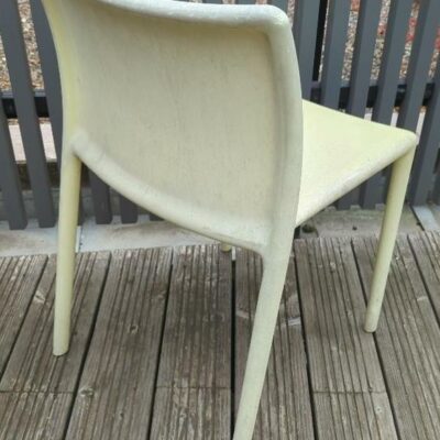 Chaise empilable design Jasper Morrison modèle Air-Chair édition Magis en polypropylène jaune. (usures, insolées) 76 x 46 x 50 cm. 5 unités. Vendu à l’unité avec faculté de réunion. 3eme