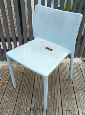 Chaise empilable design Jasper Morrison modèle Air-Chair édition Magis en polypropylène bleu pastel. (usures, insolées) 76 x 46 x 50 cm. 5 unités. Vendu à l'unité avec faculté de réunion. 3eme