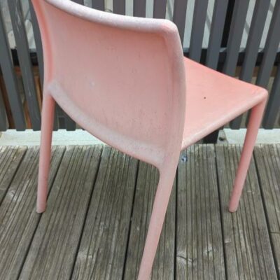 Chaise empilable design Jasper Morrison modèle Air-Chair édition Magis en polypropylène saumon. (usures, insolées) 76 x 46 x 50 cm. 5 unités. Vendu à l’unité avec faculté de réunion. 3eme
