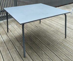 Table d'extérieur carrée en métal anthracite. 73 x 120 cm. 2 unités. Vendu à l'unité avec faculté de réunion. 3eme