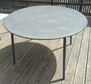 Table d'extérieur de forme ronde en métal anthracite (usures sur le plateau). 73 x 118 cm. 3eme