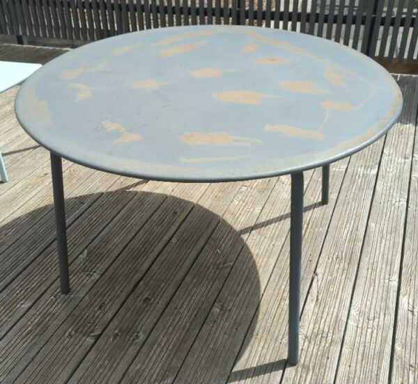 Table d'extérieur de forme ronde en métal anthracite (usures sur le plateau). 73 x 118 cm. 3eme