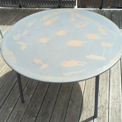 Table d’extérieur de forme ronde en métal anthracite (usures sur le plateau). 73 x 118 cm. 3eme