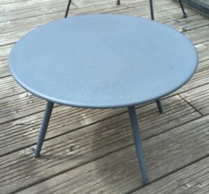 Table basse d'extérieur ronde en métal anthracite. 33 x 50 cm. 3eme