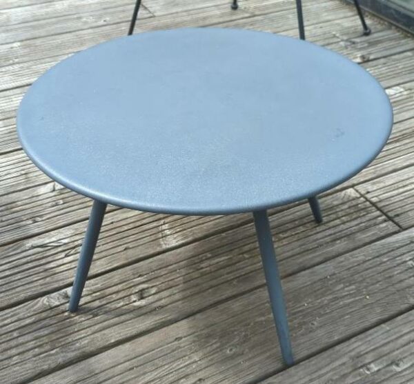 Table basse d'extérieur ronde en métal anthracite. 33 x 50 cm. 3eme