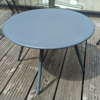 Table basse d’extérieur ronde en métal anthracite. 33 x 50 cm. 3eme