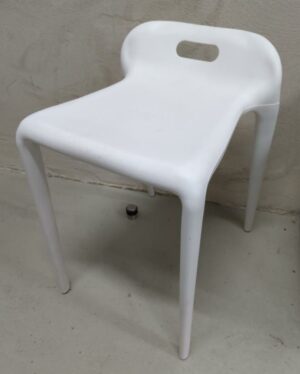Tabouret de marque Nest Dream modèle Didi en polypropylène blanc. 55 x 34 x 44 cm. ssol