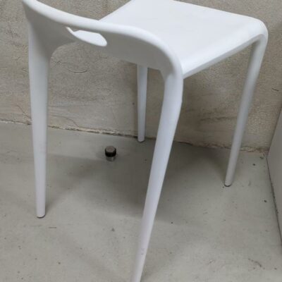 Tabouret de marque Nest Dream modèle Didi en polypropylène blanc. 55 x 34 x 44 cm. ssol