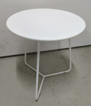 Table d'appoint en métal blanc. 36 x 34 cm. ssol
