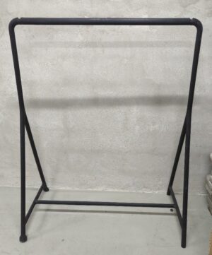 Portant en plastique noir. 148 x 116 x 57 cm. 3 unités. Vendu à l'unité avec faculté de réunion. ssol