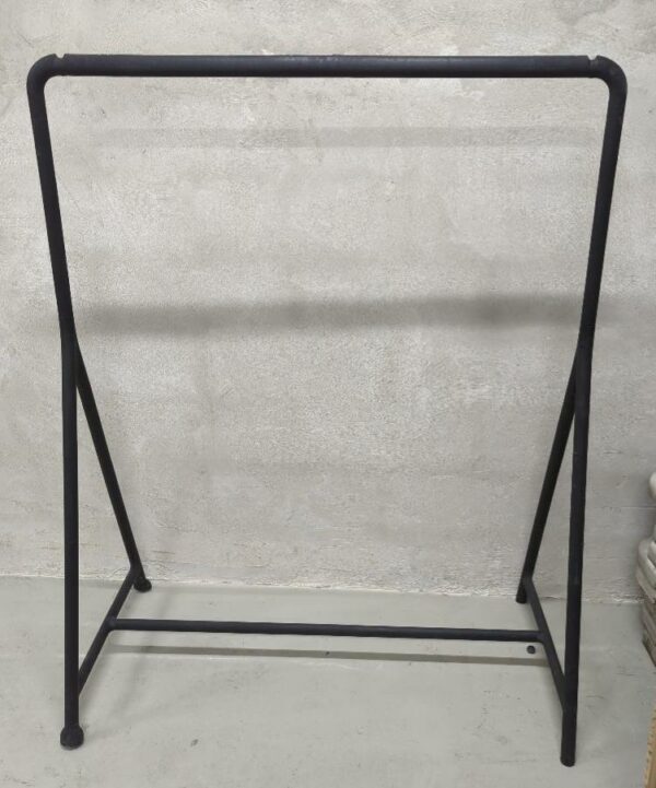 Portant en plastique noir. 148 x 116 x 57 cm. 3 unités. Vendu à l'unité avec faculté de réunion. ssol