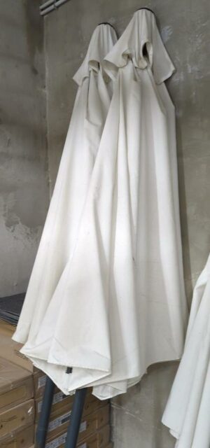 Parasol à manivelle. Hauteur 250 cm. 2 unités. Vendu à l'unité avec faculté de réunion. ssol