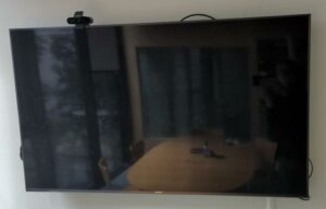 Téléviseur 55 pouces de marque Sony modèle KD-55XF9005, avec attache murale. 1er
