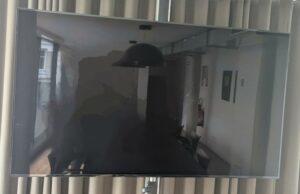 Téléviseur 75 pouces de marque Samsung modèle LH75DME vendu sans pied. 3eme
