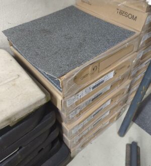 13 cartons de dalles de moquette chinée gris souris de marque QB. Dimension d'une dalle : 50 x 50 cm. 20 dalles par carton soit 5m2 par carton. ssol