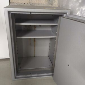 Coffre-fort de marque Hartmann Tresore modèle 44593. Ouverture à clé. Poids 215 kg. 80 x 59 x 47 cm. ssol