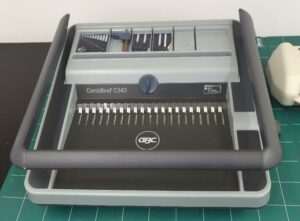 Perforelieur de marque Gbc modèle CombBind C340. rdc