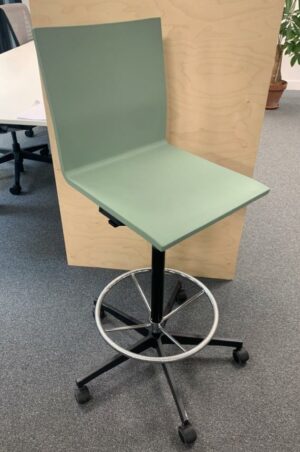 Tabouret pivotant ajustable en hauteur, design Maarten Van Severen, modèle .04, édition Vitra.
Structure en polyuréthane souple vert céladon, avec dossier.
15 Unités, vendu avec faculté de réunion.
110 x 40 x 45 x cm.
Localisation : Rdc, 1er, 2e et -1 (B06)