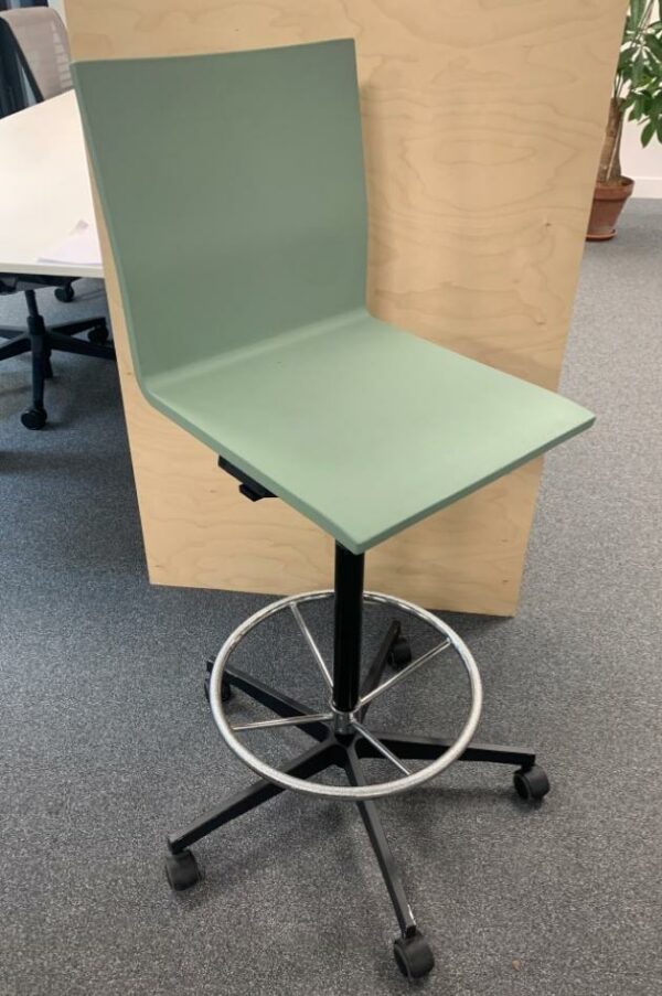 Tabouret pivotant ajustable en hauteur, design Maarten Van Severen, modèle .04, édition Vitra.
Structure en polyuréthane souple vert céladon, avec dossier.
15 Unités, vendu avec faculté de réunion.
110 x 40 x 45 x cm.
Localisation : Rdc, 1er, 2e et -1 (B06)