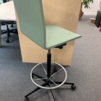 Tabouret pivotant ajustable en hauteur, design Maarten Van Severen, modèle .04, édition Vitra.
Structure en polyuréthane souple vert céladon, avec dossier.
15 Unités, vendu avec faculté de réunion.
110 x 40 x 45 x cm.
Localisation : Rdc, 1er, 2e et -1 (B06) – Image 2