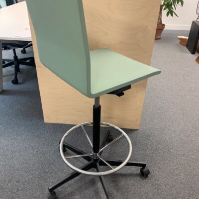 Tabouret pivotant ajustable en hauteur, design Maarten Van Severen, modèle .04, édition Vitra.
Structure en polyuréthane souple vert céladon, avec dossier.
15 Unités, vendu avec faculté de réunion.
110 x 40 x 45 x cm.
Localisation : Rdc, 1er, 2e et -1 (B06)