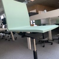 Tabouret pivotant ajustable en hauteur, design Maarten Van Severen, modèle .04, édition Vitra.
Structure en polyuréthane souple vert céladon, avec dossier.
15 Unités, vendu avec faculté de réunion.
110 x 40 x 45 x cm.
Localisation : Rdc, 1er, 2e et -1 (B06) – Image 4