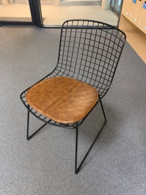 chaise dans le goût de Bertoia, structure grillagée en acier noir, assise simili cuir marron.
3 unités, vendu avec faculté de réunion.
80 x 45 x 55 cm.
Localisation : Rdc