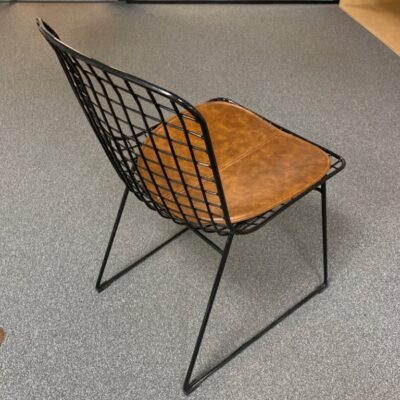 chaise dans le goût de Bertoia, structure grillagée en acier noir, assise simili cuir marron.
3 unités, vendu avec faculté de réunion.
80 x 45 x 55 cm.
Localisation : Rdc