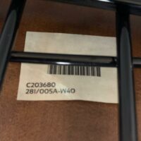 chaise dans le goût de Bertoia, structure grillagée en acier noir, assise simili cuir marron.
3 unités, vendu avec faculté de réunion.
80 x 45 x 55 cm.
Localisation : Rdc – Image 3