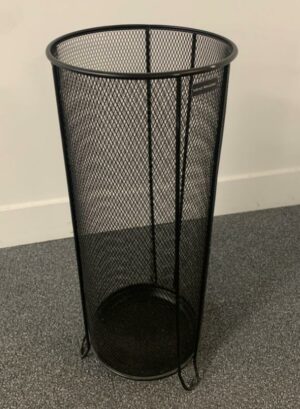 Porte-parapluie en maille métallique noire de marque Mind Reader.
4 Unités, vendu avec faculté de réunion.  
20 x 20 x 53 cm.
Localisation : Rdc, 1er, 2e, 3e