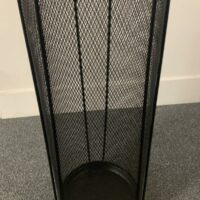 Porte-parapluie en maille métallique noire de marque Mind Reader.
4 Unités, vendu avec faculté de réunion.  
20 x 20 x 53 cm.
Localisation : Rdc, 1er, 2e, 3e – Image 2