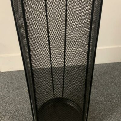 Porte-parapluie en maille métallique noire de marque Mind Reader.
4 Unités, vendu avec faculté de réunion.  
20 x 20 x 53 cm.
Localisation : Rdc, 1er, 2e, 3e