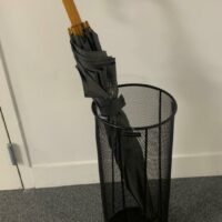 Porte-parapluie en maille métallique noire de marque Mind Reader.
4 Unités, vendu avec faculté de réunion.  
20 x 20 x 53 cm.
Localisation : Rdc, 1er, 2e, 3e – Image 4