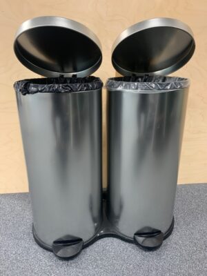 Paire de poubelle en inox sur support.
3 Unités, vendu avec faculté de réunion.
Localisation : Rdc, 2e et 3e
