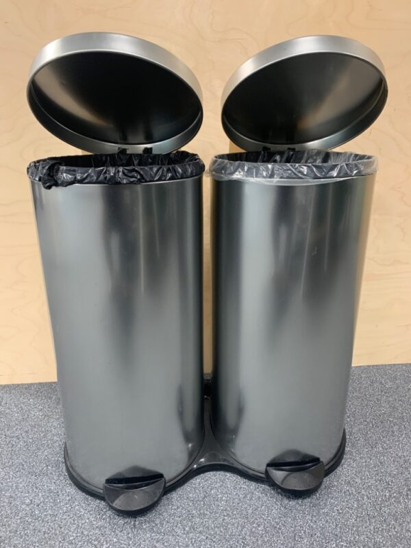 Paire de poubelle en inox sur support.
3 Unités, vendu avec faculté de réunion.
Localisation : Rdc, 2e et 3e