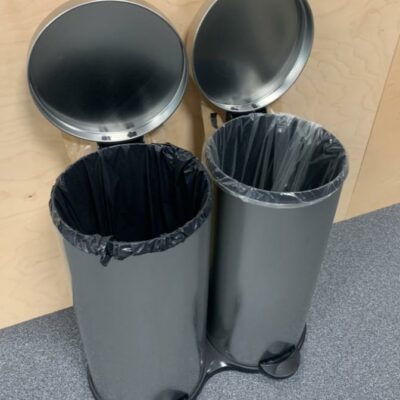 Paire de poubelle en inox sur support.
3 Unités, vendu avec faculté de réunion.
Localisation : Rdc, 2e et 3e
