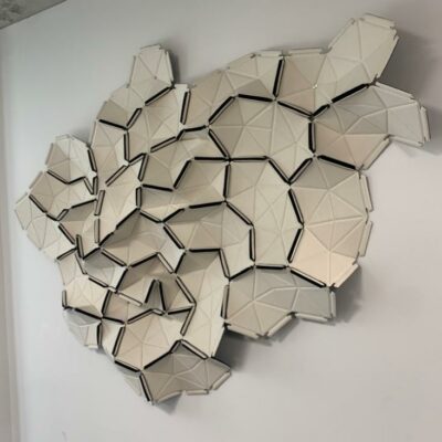 Ensemble de panneaux acoustiques modulables, design Ronan & Erwan Bouroullec. modèle CLOUDS, édition Ligne Roset.
Panneaux individuels en tissu Divina blanc, reliés par rubans élastiques. 
Structure modulable pour créer la forme de son choix, à poser, suspendre ou fixer au mur.
(env. 200 x 150 cm).
Localisation : Rdc