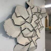 Ensemble de panneaux acoustiques modulables, design Ronan & Erwan Bouroullec. modèle CLOUDS, édition Ligne Roset.
Panneaux individuels en tissu Divina blanc, reliés par rubans élastiques. 
Structure modulable pour créer la forme de son choix, à poser, suspendre ou fixer au mur.
(env. 200 x 150 cm).
Localisation : Rdc – Image 3